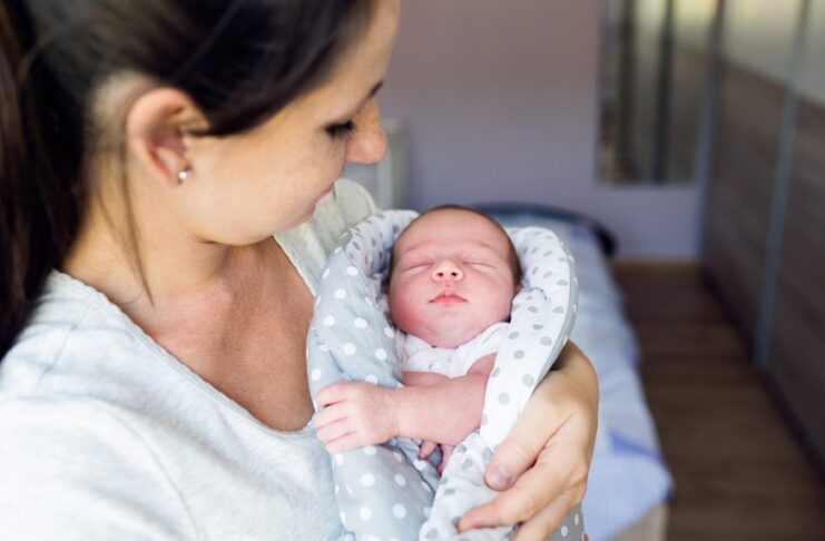 Proponen extender licencias de maternidad hasta por un año con goce de sueldo.