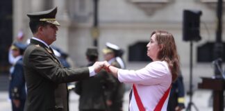 Perú responde entregando bastón de mando de fuerzas armadas a Dina Boluarte.