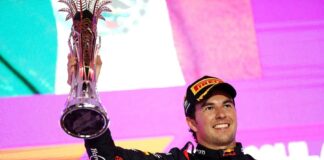 Checo Pérez obtiene la victoria en el Gran Premio de Arabia .