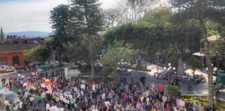 Alumnos, docentes  y familiares en Coatepec se manifiestan por sospechosos robos a la escuela