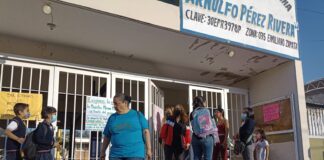 Sin consultarlos les quitan a una maestra y toman la escuela.