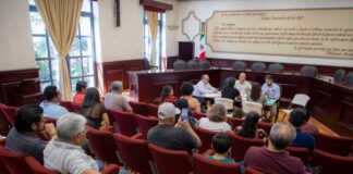 Recibe Ricardo Ahued a vecinos de la colonia Zapata .