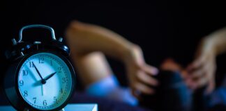 Las y los mexicanos dormimos menos de ocho horas .