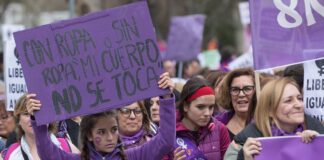 España dividida, pero en una sola ola morada las españolas salieron a exigir derechos.