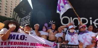 Buscadoras y mujeres sobrevivientes de cáncer exhiben al gobierno de AMLO que se autoproclama feminista . Foto Cuarto Oscuro