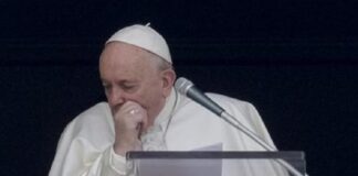 Hospitalizan al Papa Francisco por problemas respiratorios.