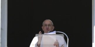 Papa Francisco pide frenar a traficantes de personas
