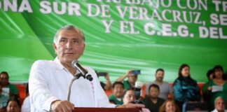 Adán Augusto Hernández rinde homenaje a Cirilo Vázquez en el sur de Veracruz .