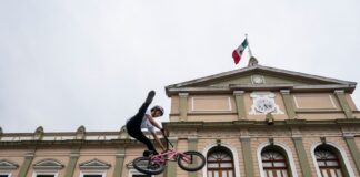 Ciclistas acrobáticos muestran sus mejores técnicas en Córdoba.