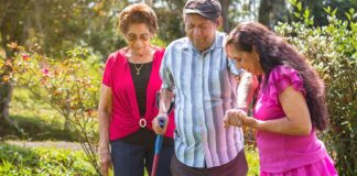 Las mujeres no son cuidadoras “por esencia” .