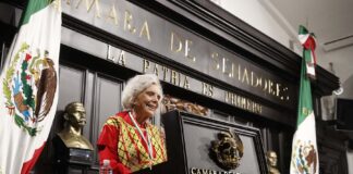 ¡Gracias! expresa Elena Poniatowska al recibir la Medalla Belisario Domínguez en el Senado .
