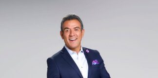 Héctor Sandarti comparte su experiencia de conducir “La casa de los famosos” tres veces .