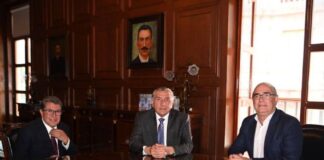 Ricardo Monreal conversa con secretario de Gobernación y el panista Julen Rementería