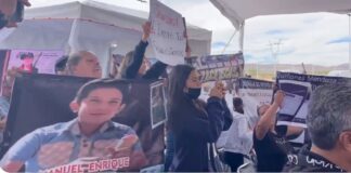 Madre desesperada avienta una piedra a camioneta de AMLO .