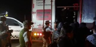Detectan a 200 migrantes deshidratados y casi sin aire en tráiler abandonado en Veracruz .