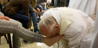 En jueves santo el Papa Francisco lavó los pies a doce, incluyendo a dos mujeres.