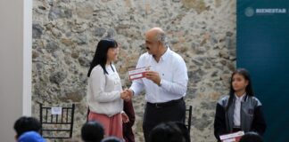 Asiste Ricardo Ahued a la entrega de Medios de Cobro de las becas Benito Juárez .