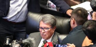Respeto y tolerancia, llamado de Monreal, tras toma de tribuna en el Senado .