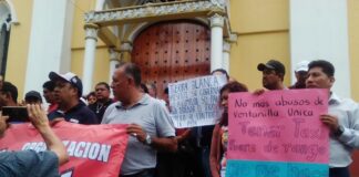 Taxistas se manifiestan en Xalapa y denuncian represión del gobierno de Veracruz .