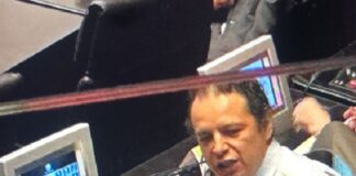 «Cosas veredes» en el legislativo.  Hasta las botellas sacaron  #Videos