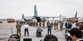 Texas despliega fuerza táctica para detener inmigrantes provenientes de México .