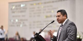 Reconoce diputado Luis Arturo Santiago labor de maestras y maestros.