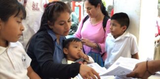 Los desafíos que enfrentan las madres solteras .