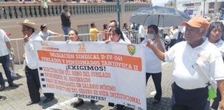 Maestros jubilados y pensionados exigieron pago del seguro desde 2021 durante desfile