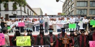 En mítin de Cuitláhuac García en CDMX agreden a patadas y por la espalda a periodistas de Radio Fórmula