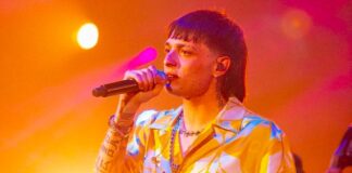 Escuela mexicana prohíbe entrada a alumnos con corte de Peso Pluma .