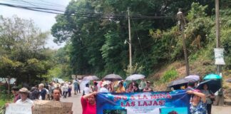 Bloquean la carretera a Briones para solicitar la clausura de la mina Las Lajas .