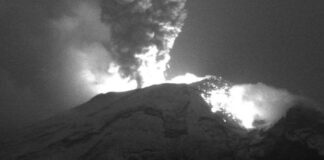 Volcán Popocatepetl continúa emitiendo ceniza .