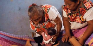 Día Internacional de la Partera; Infravalorada, la labor de las comadronas .