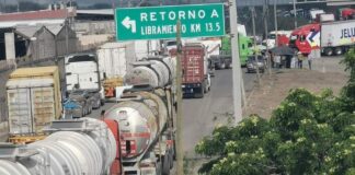 Transportistas bloquean puerto de Veracruz por irregularidades en la aduana .