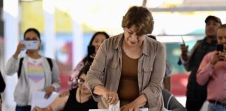 Delfina Gómez, emite su voto en casilla de Texcoco