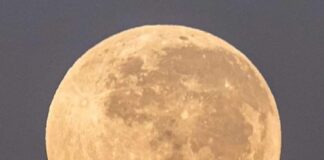 Cristo carga la luna: tres años para conseguir está inédita foto .