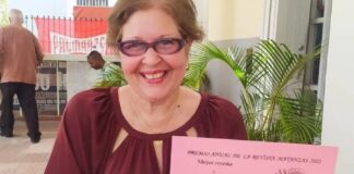 Policía cubana apresa a historiadora Alina Barbara López por manifestarse .