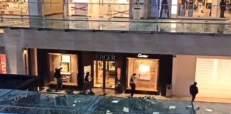 #AsiLaSeguridaEnCDMX: En total impunidad asaltan a mazazos joyería en Plaza #video