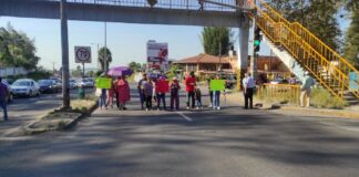 Habitantes cierran accesos a Banderilla por falta de agua.
