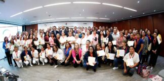 Reconocen en el Senado a personal médico y de enfermería por su esfuerzo y dedicación en el servicio .