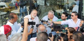 Líderes sindicales priistas del Congreso del Trabajo apapachan a Manuel Huerta .