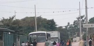 Cierran carretera de #Tlaltetela para exigir maestros y aulas en escuela.