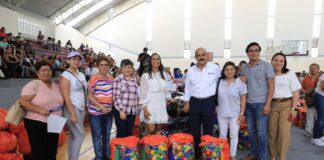 Asiste Ricardo Ahued a entrega de material escolar .