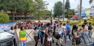 Realizan la tercera tercera Marcha Lenchatransmarika en demanda de leyes y respeto.