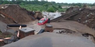 Autobús y un automóvil caen en hundimiento en el Puerto de Veracruz.