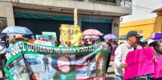 A un mes de la desaparición de la policia Miriam Iranis, familiares bloquean torre de SSP Veracruz