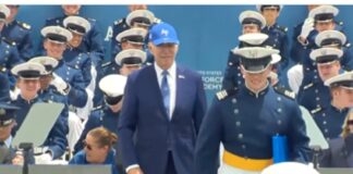 Joe Biden sufre estrepitosa caída durante ceremonia de la Fuerza Aérea #Video