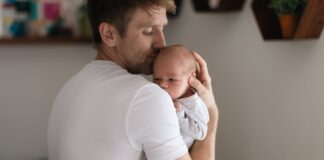 En favor de las licencias de paternidad .