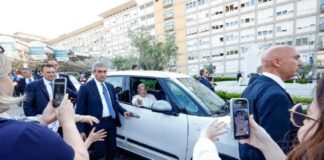 El Papa Francisco sale del Hospital Gemelli de Roma .