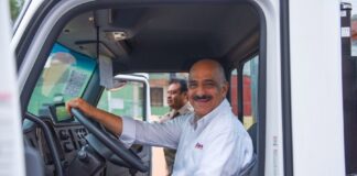 Entrega Ricardo Ahued equipo para reforzar trabajos de limpieza y desazolve .